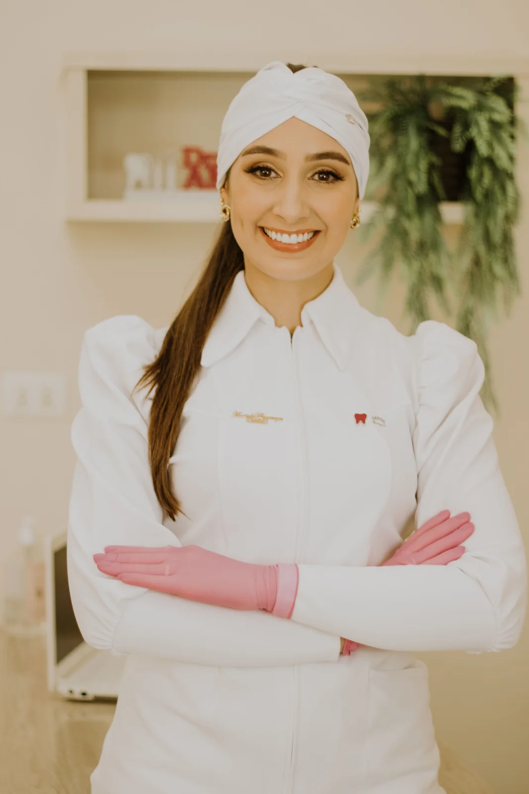 Profissional de odontologia em sua clínica